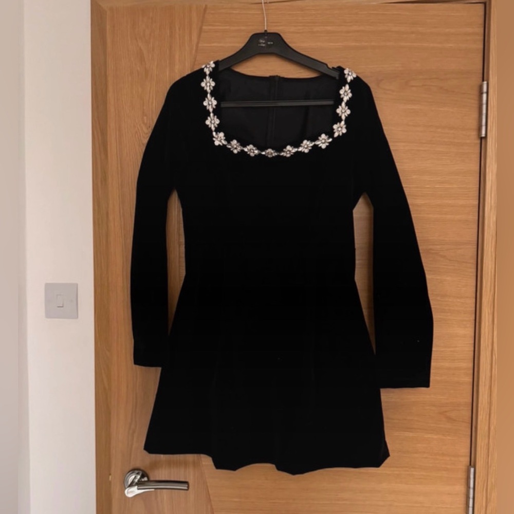 Elegant Black Velvet Embellished Dress with Floral Accents with pockets. - Picture 6 of 6